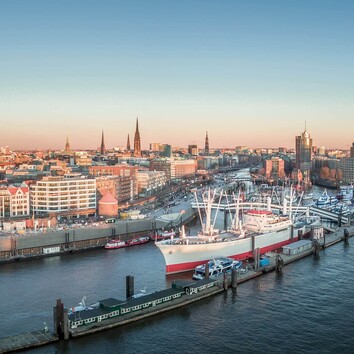 187483214 | © Jonas Weinitschke - stock.adobe.com Blick auf die Stadt Hamburg und den Hafen