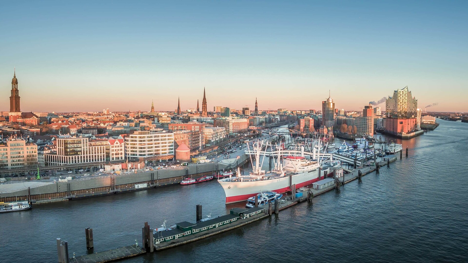 Blick auf die Stadt Hamburg und den Hafen