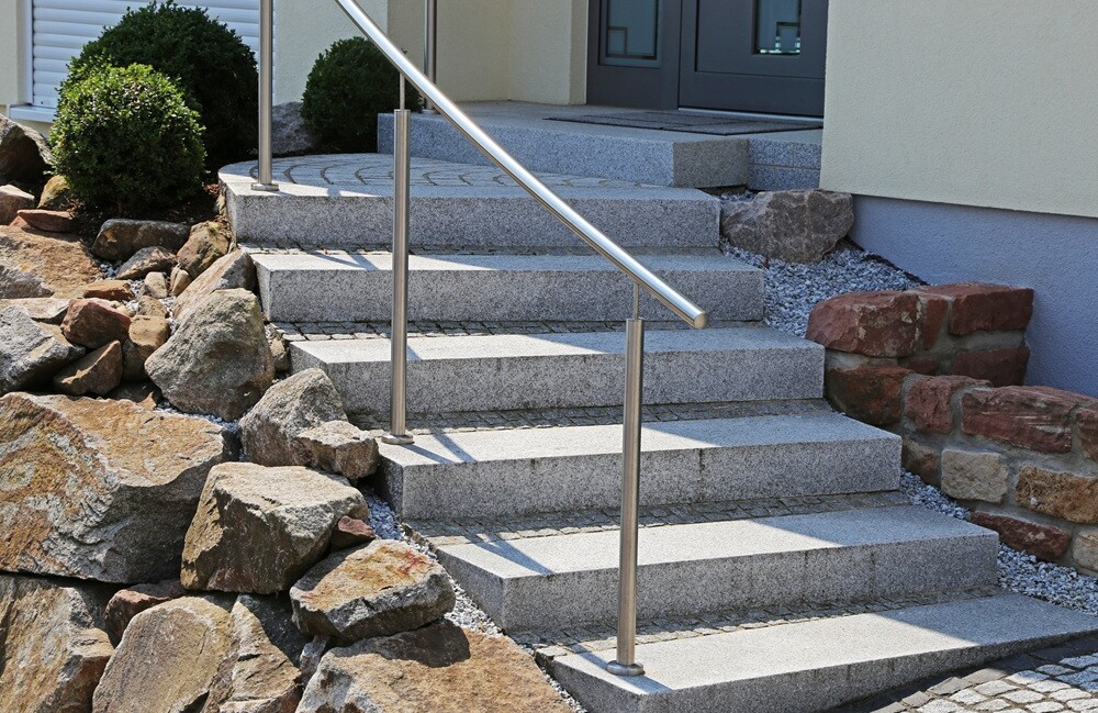215237679 | ©U. J. Alexander - stock.adobe.com Steinerne Treppe im Außenbereich vor einem Haus