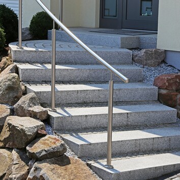 215237679 | ©U. J. Alexander - stock.adobe.com Steinerne Treppe im Außenbereich vor einem Haus