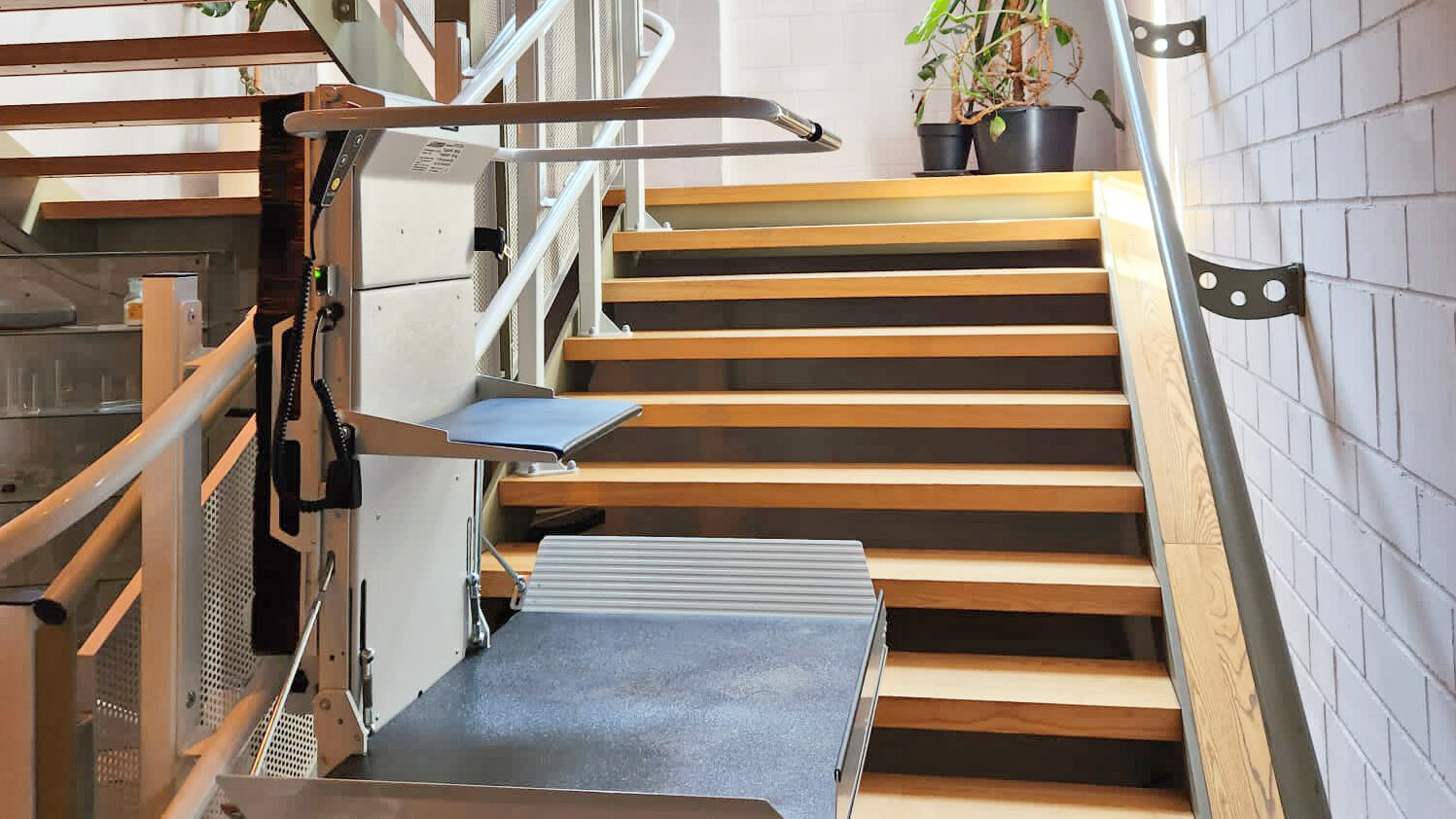 Installation des Plattformlifts Flexa an einer Podesttreppe