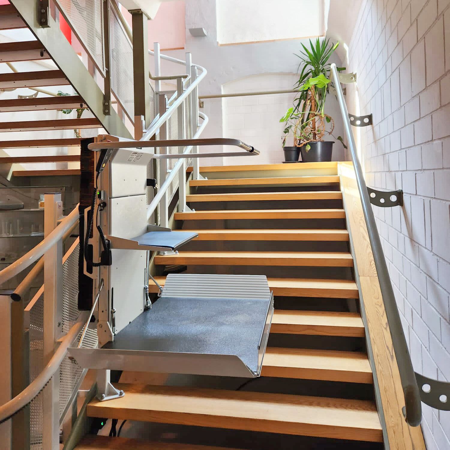 Installation des Plattformlifts Flexa an einer Podesttreppe