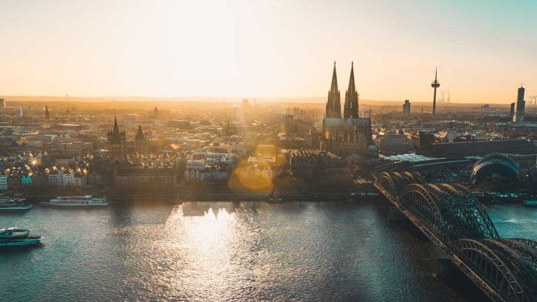 Blick auf die Stadt Köln mit Dom und Rhein