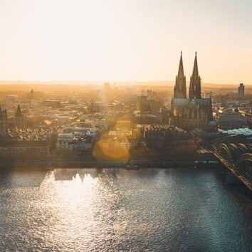 258501455 | © frederikloewer - stock.adobe.com Blick auf die Stadt Köln mit Dom und Rhein