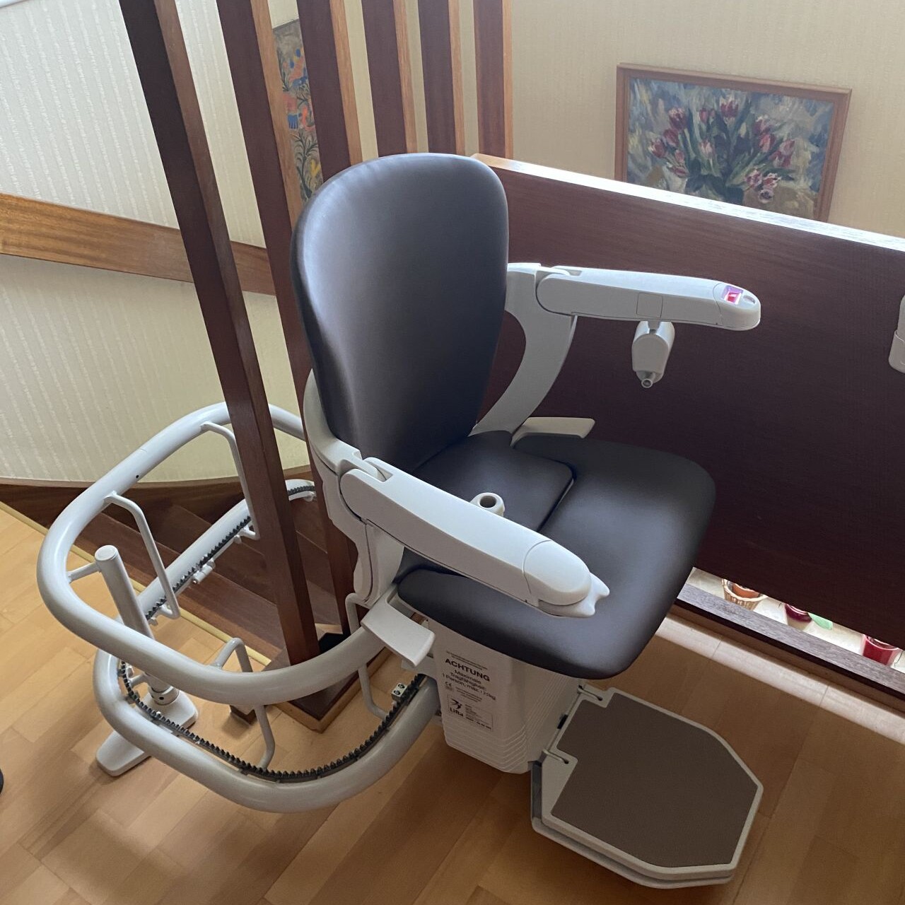 Nähere Ansicht des Sitzlift-Modells Klassik an einer Holztreppe