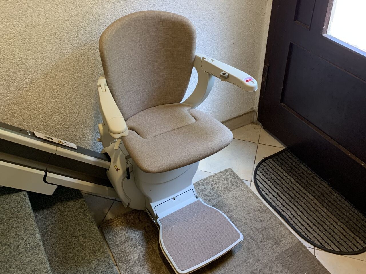Foto des Sitzlift-Modells 2200 im Eingangsbereich eines Hauses