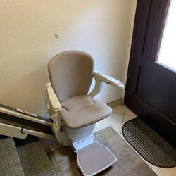 Foto des Sitzlift-Modells 2200 im Eingangsbereich eines Hauses