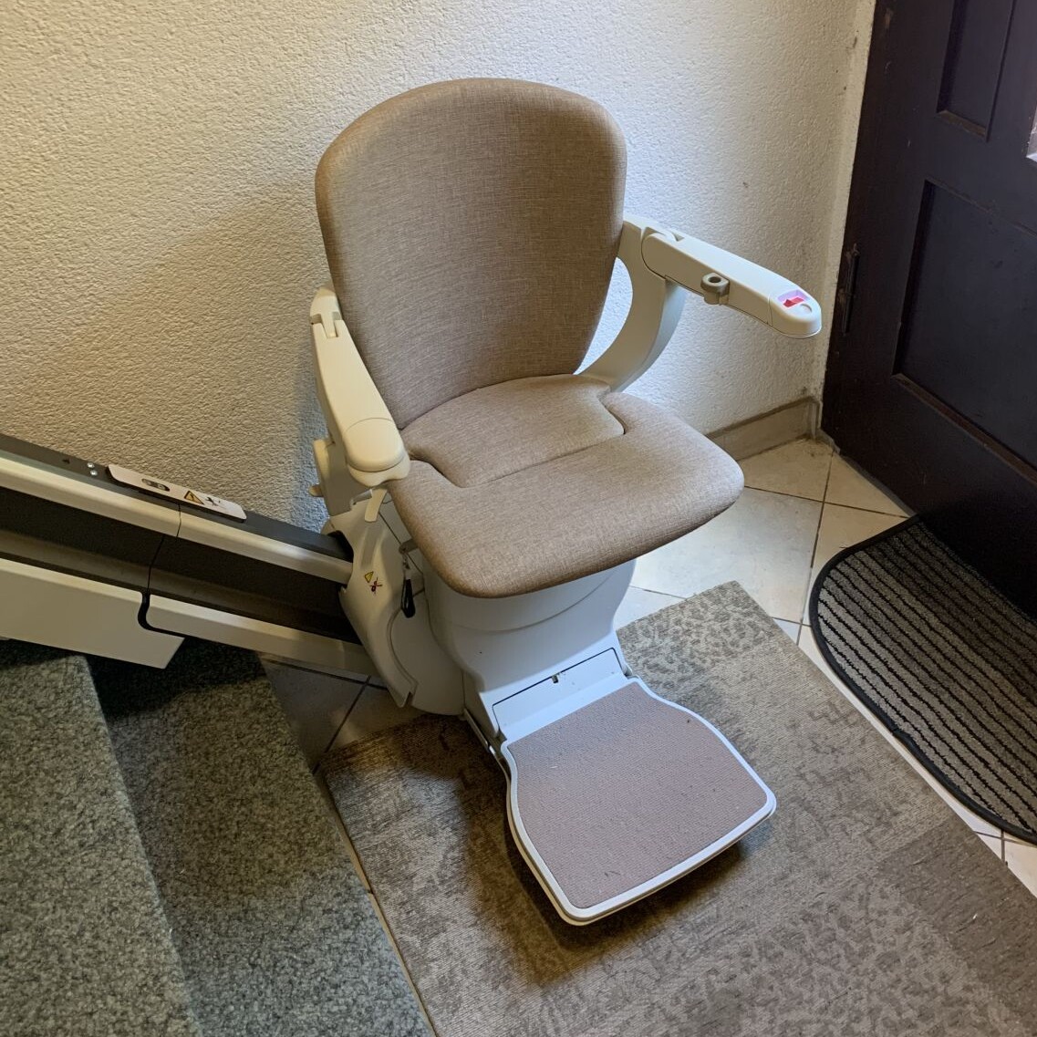 Foto des Sitzlift-Modells 2200 im Eingangsbereich eines Hauses