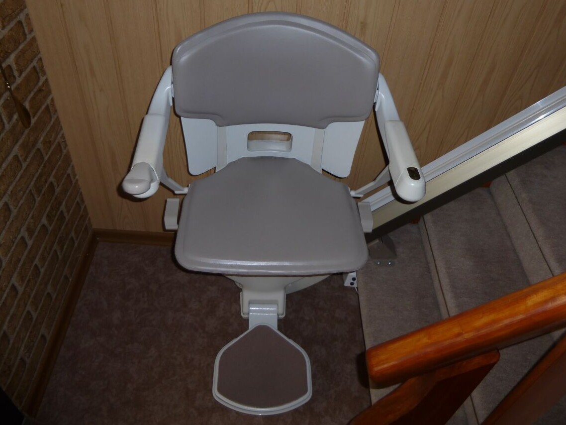 Nahaufname des Sitzlift-Modells 3300 an einer Treppe