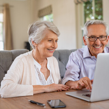 226001643 ©Rido - stock.adobe.com Älteres Ehepaar sitzt vor einem Laptop und schaut auf den Bildschirm
