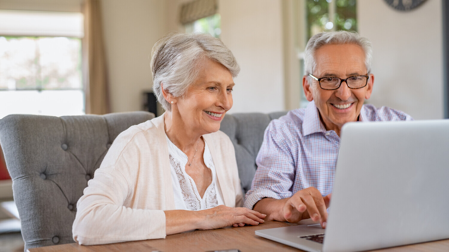 226001643 ©Rido - stock.adobe.com Älteres Ehepaar sitzt vor einem Laptop und schaut auf den Bildschirm