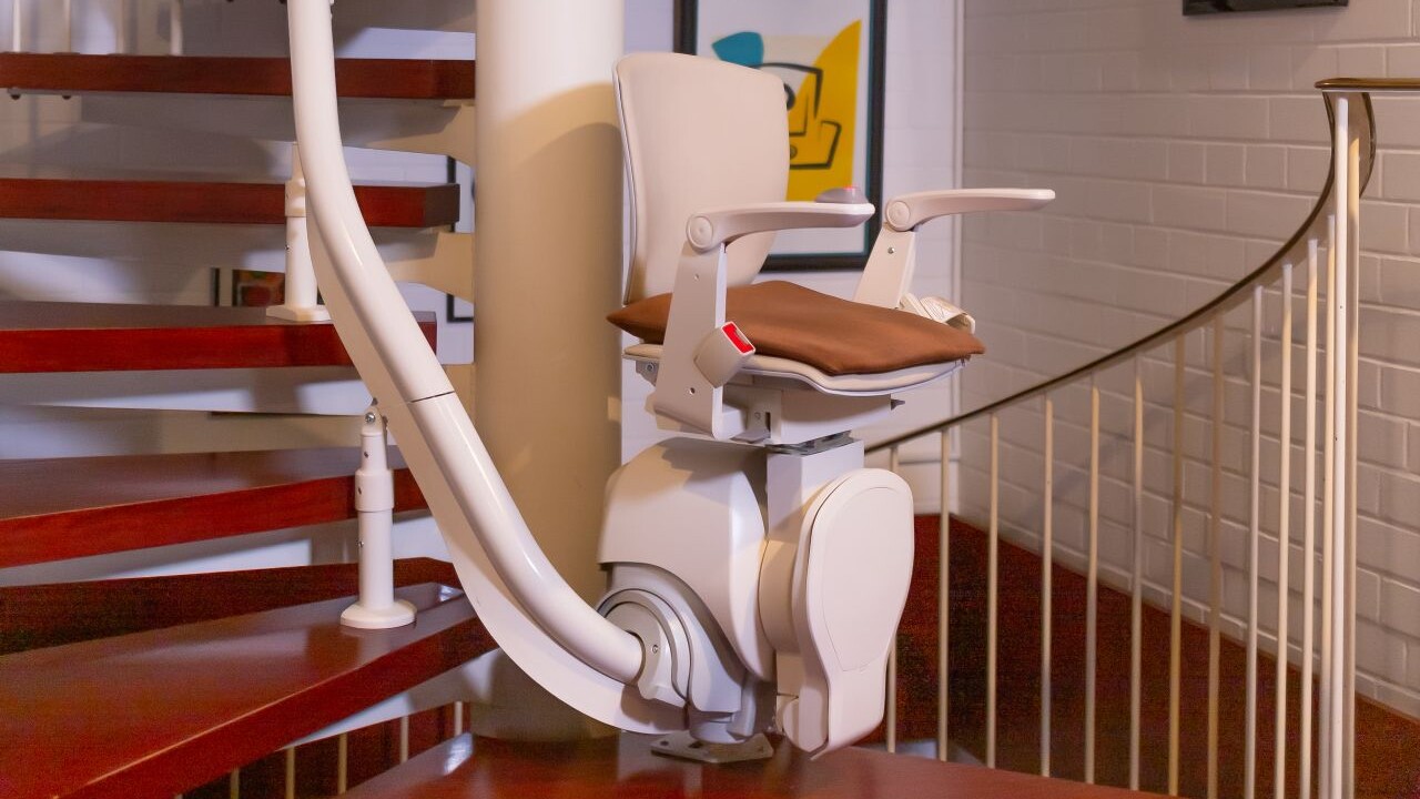 Installation des Lifts Esprit an einer Wendeltreppe