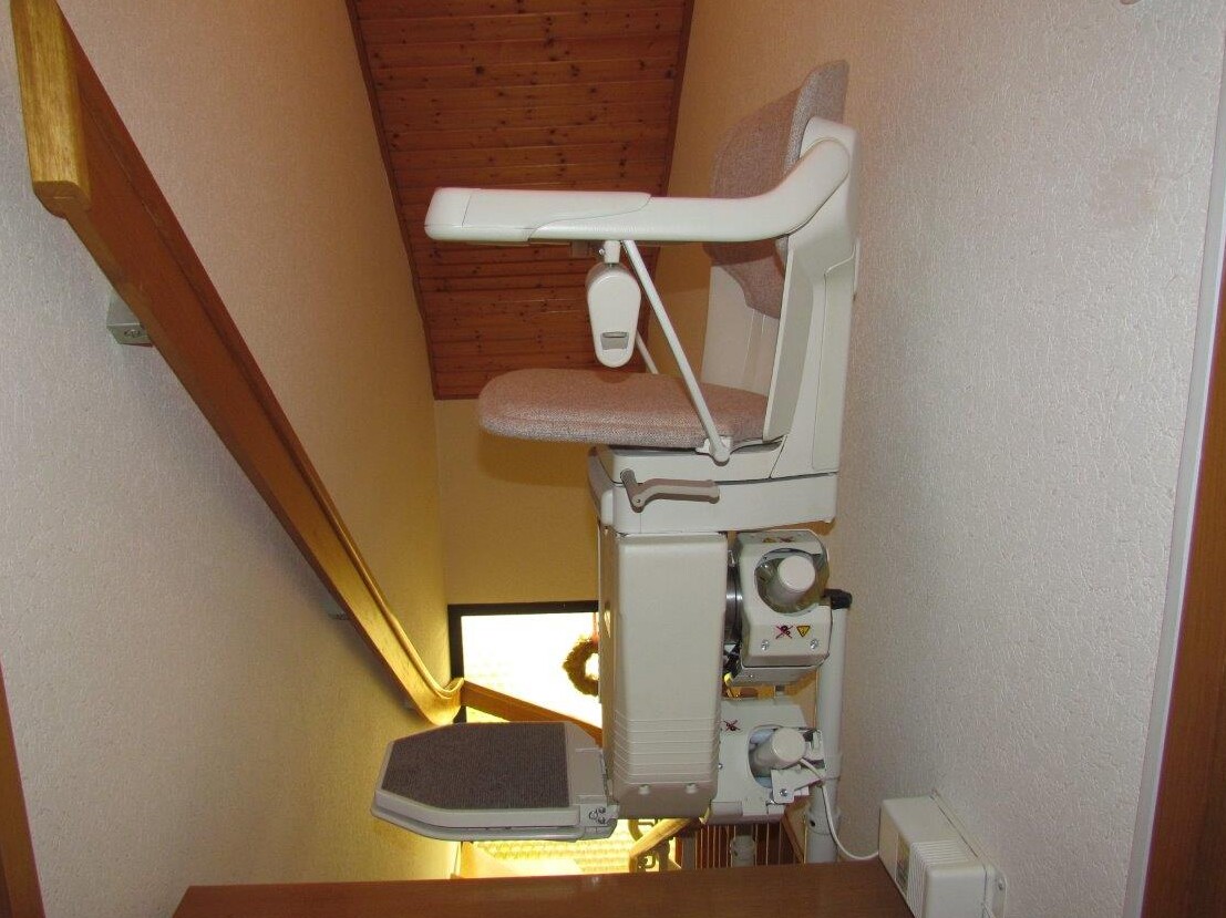 Sitzlift-Modell 6100 am oberen Ende einer Treppe