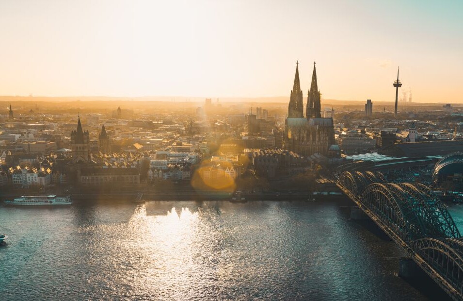 258501455 | © frederikloewer - stock.adobe.com Blick auf die Stadt Köln mit Dom und Rhein