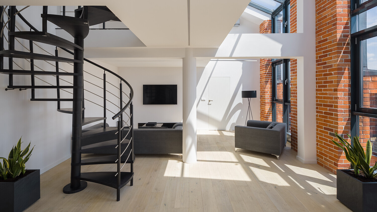 368296365 | ©Dariusz Jarzabek Fotografia - stock.adobe.com Schwarze Wendeltreppe in einem Wohnbereich
