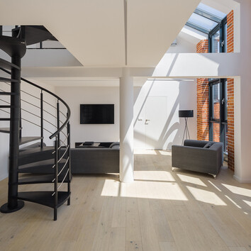 368296365 | ©Dariusz Jarzabek Fotografia - stock.adobe.com Schwarze Wendeltreppe im Wohnbereich