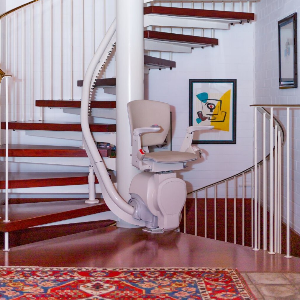 Der Lift Esprit an einer Wendeltreppe in einem Privathaushalt