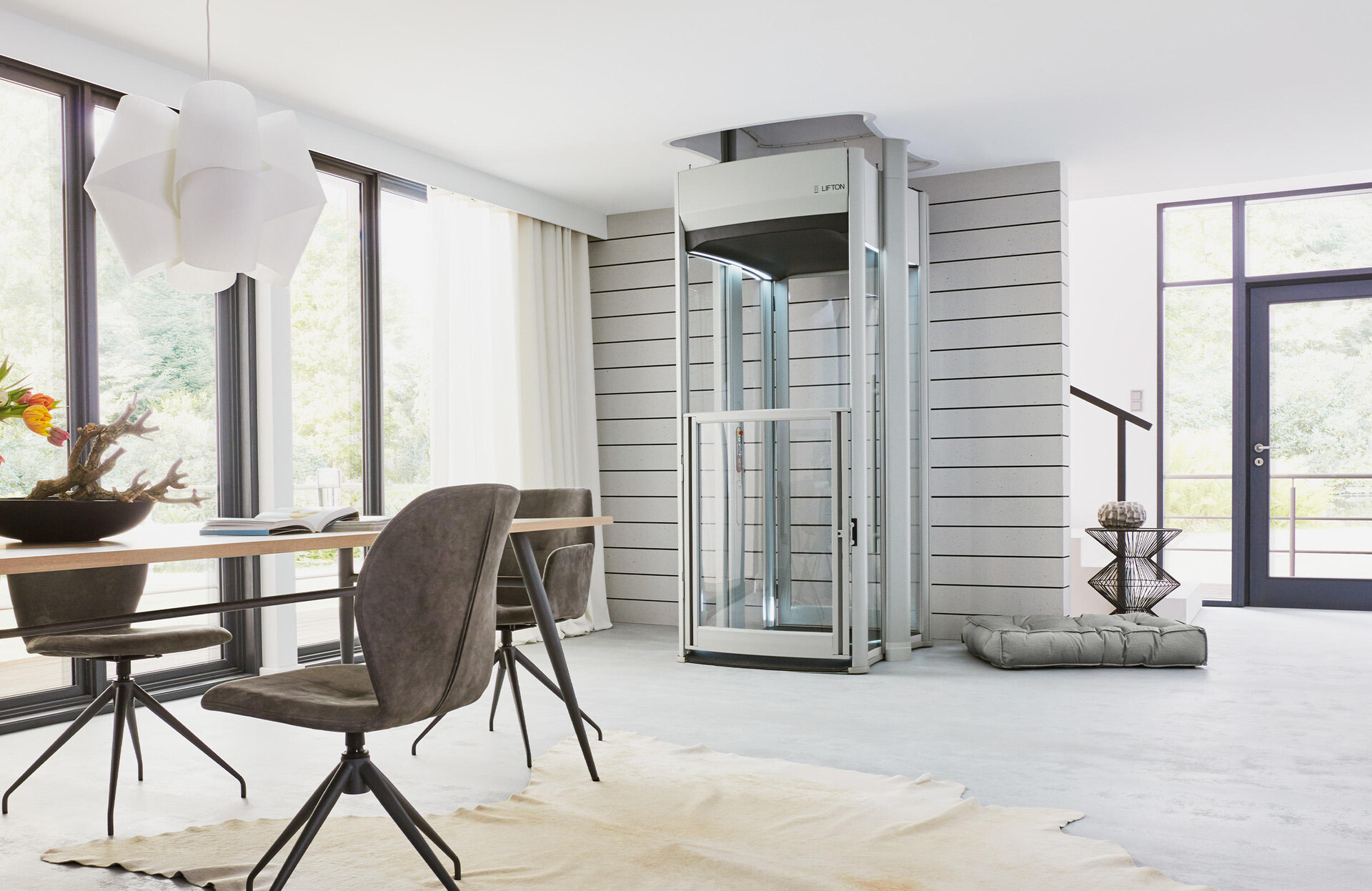 LiftonTRIO Homelift in einem hellen Zimmer