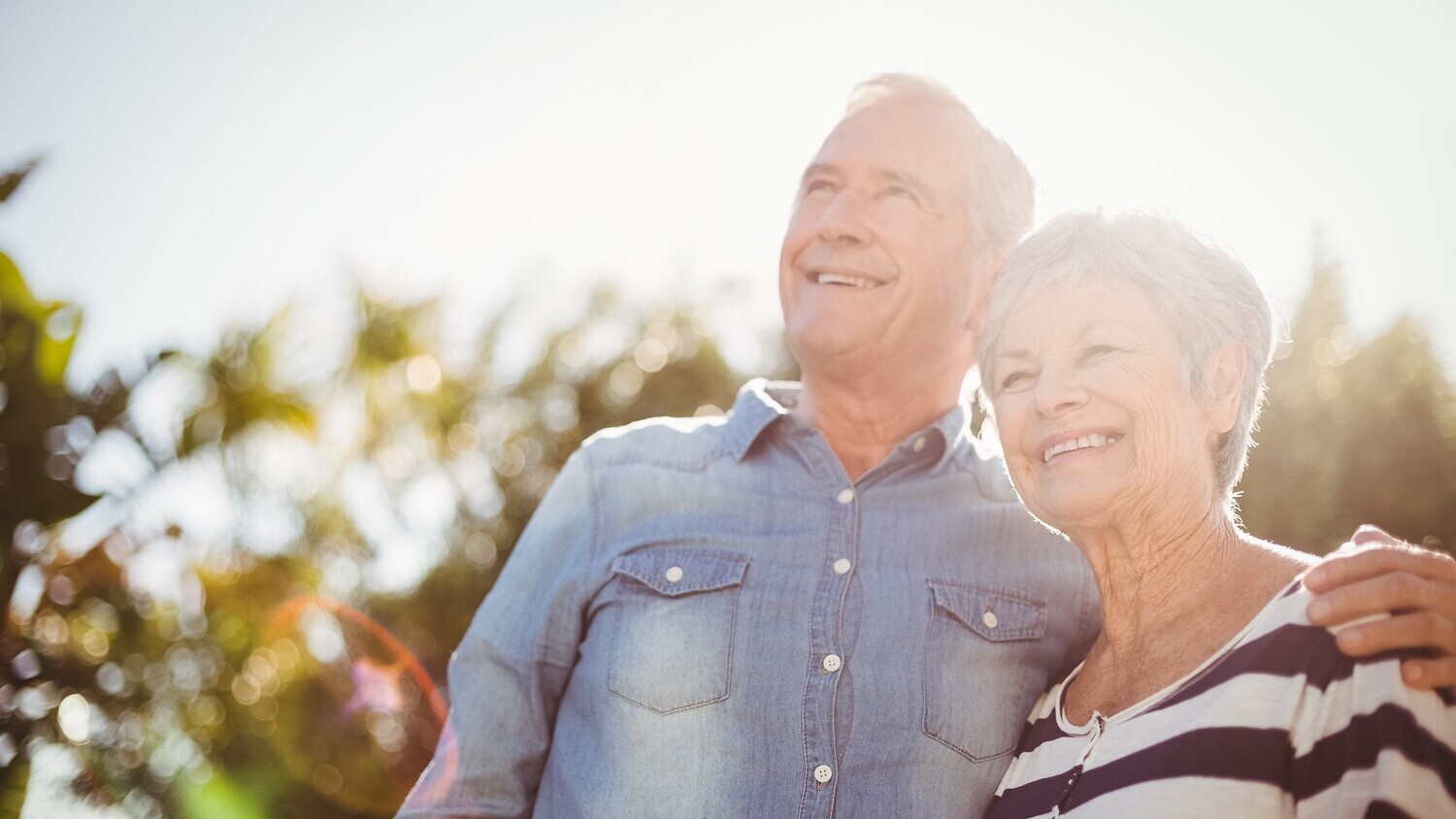 Lachendes Ehepaar in der Natur
