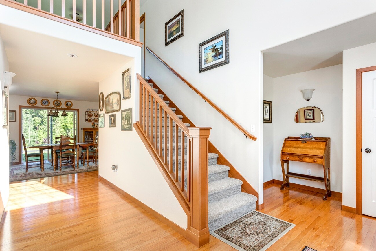 214274554 | ©Javani LLC - stock.adobe.com Eingangsbereich eines Wohnhauses mit gerader Treppe