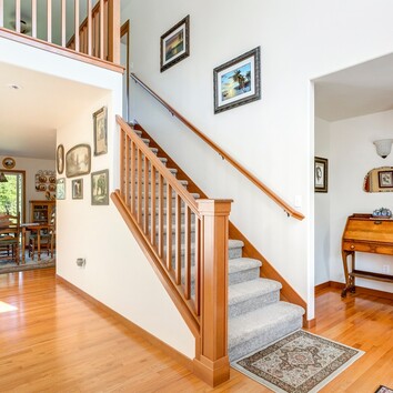 214274554 | ©Javani LLC - stock.adobe.com Eingangsbereich eines Wohnhauses mit gerader Treppe