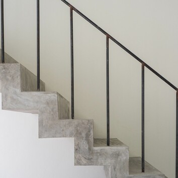207016647 | ©nuchao - stock.adobe.com Detailaufnahme einer geraden Treppe aus Beton