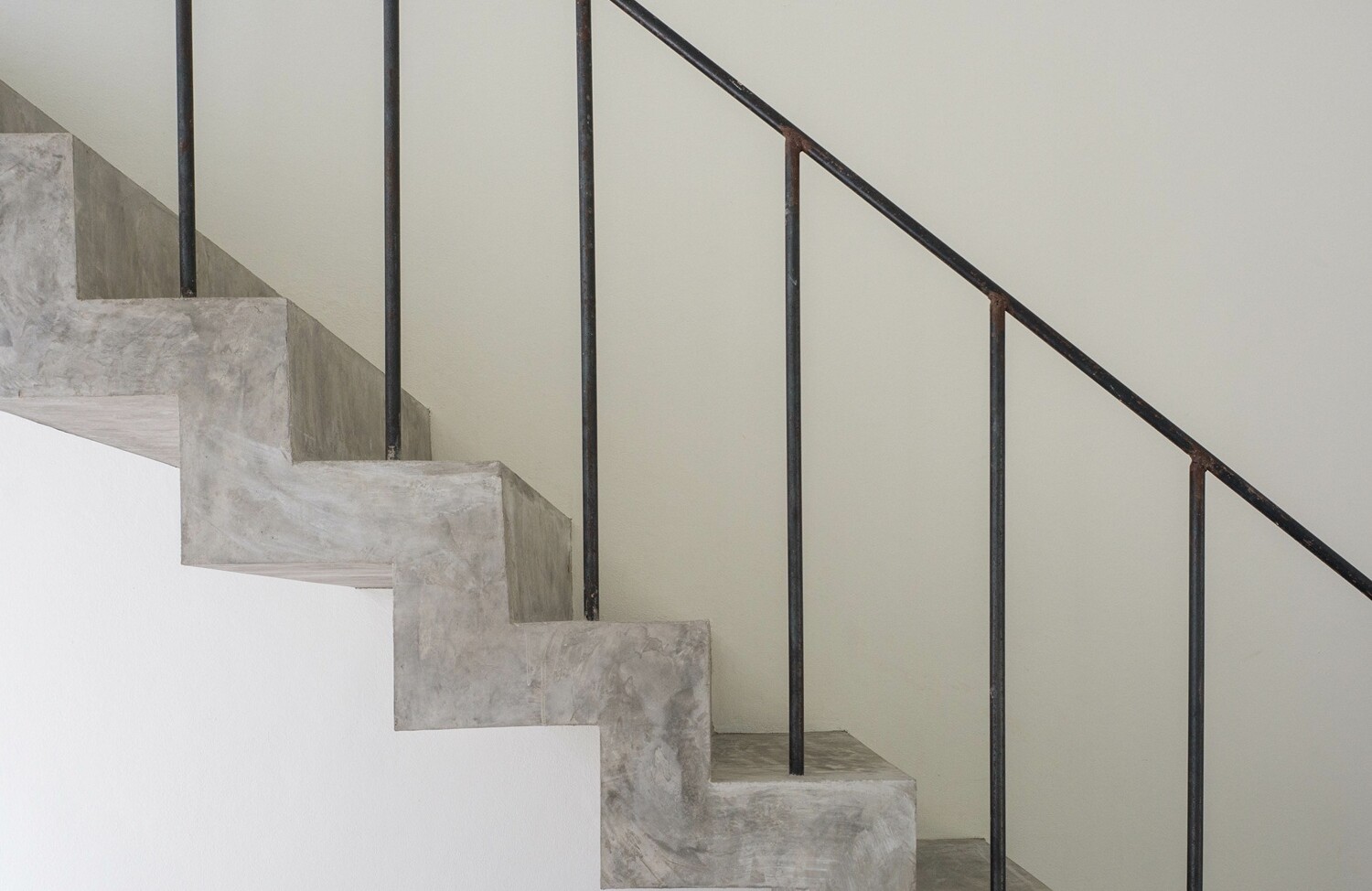 207016647 | ©nuchao - stock.adobe.com Detailaufnahme einer geraden Treppe aus Beton