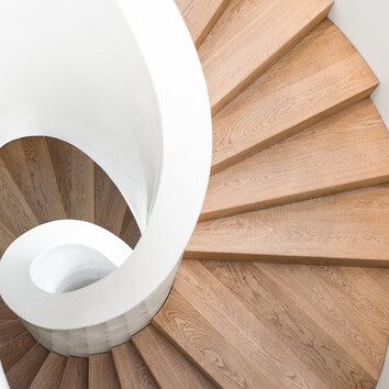 97282778 | ©Martin Vlček - stock.adobe.com Helle Wendeltreppe von oben