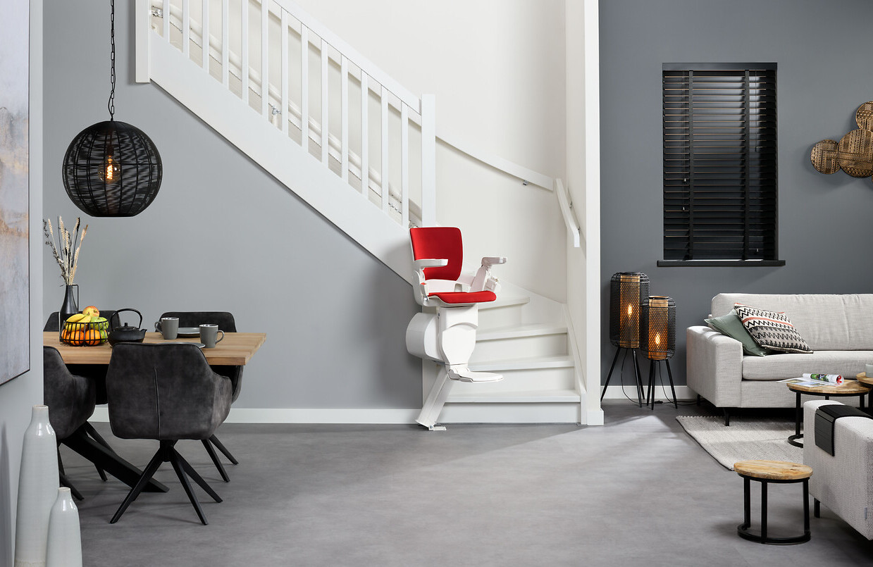 Vario Sitzlift von AP+ an einer Treppe mit Kurve im Wohnbereich