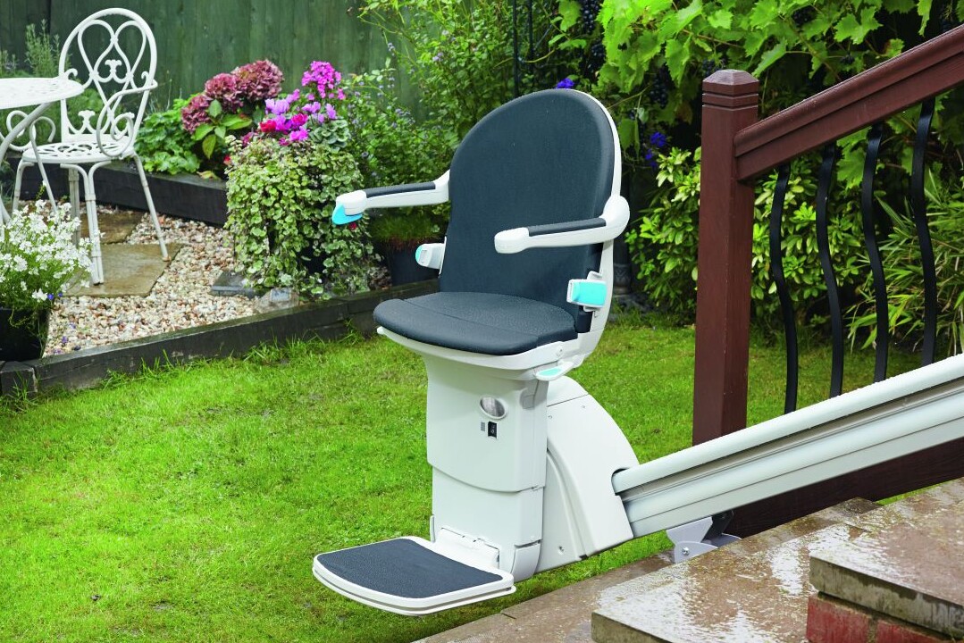 Ansicht eines Außenlifts, der den barrierefreien Übergang zwischen Garten und Terrasse ermöglicht