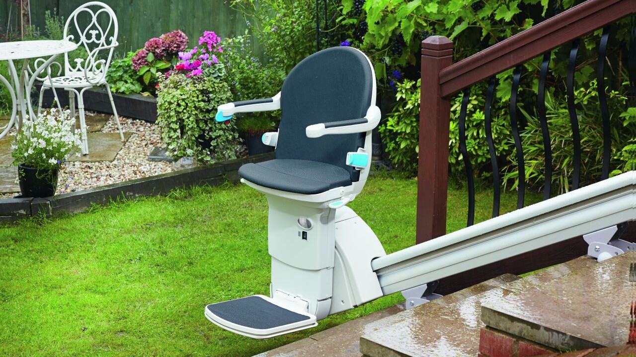 Ansicht eines Außenlifts, der den barrierefreien Übergang zwischen Garten und Terrasse ermöglicht