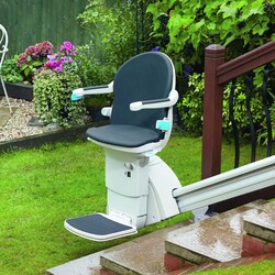 Ansicht eines Außenlifts, der den barrierefreien Übergang zwischen Garten und Terrasse ermöglicht