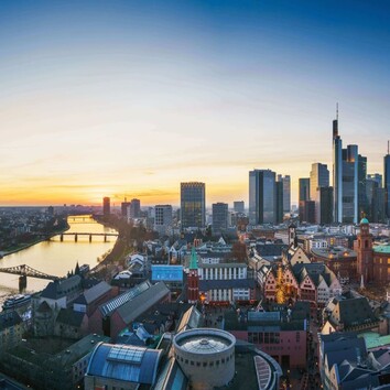 313082551 | © Igor - stock.adobe.com Blick auf die Skyline Frankfurts