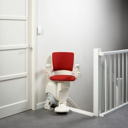 Beispielbild des Sitzlift-Modells Vario nach Einbau an einer Treppe