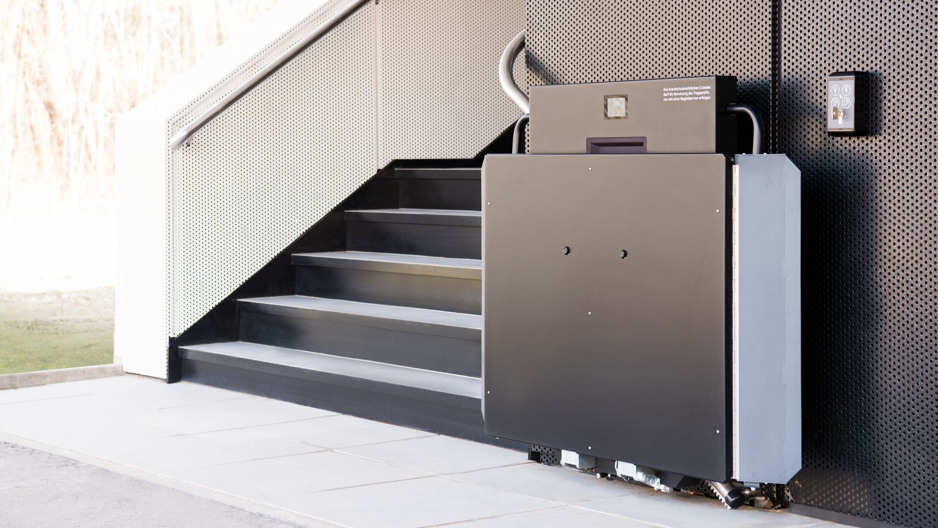 Der Lifta Plateau Optimo im zusammengeklappten Zustand am unteren Ende einer Treppe