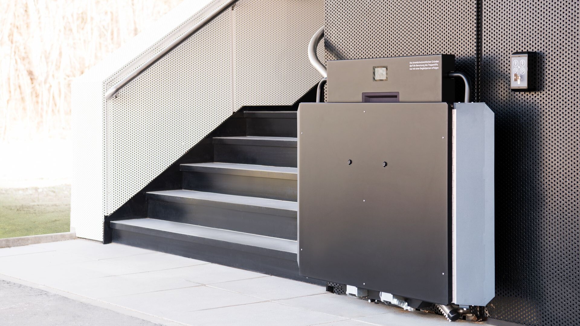 Der Lifta Plateau Optimo im zusammengeklappten Zustand am unteren Ende einer Treppe