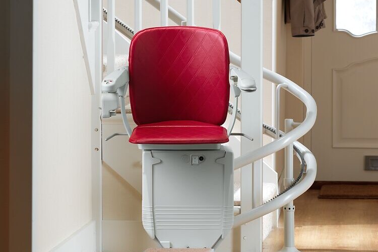 Installation eines Treppenlifts an einer kurvigen Treppe
