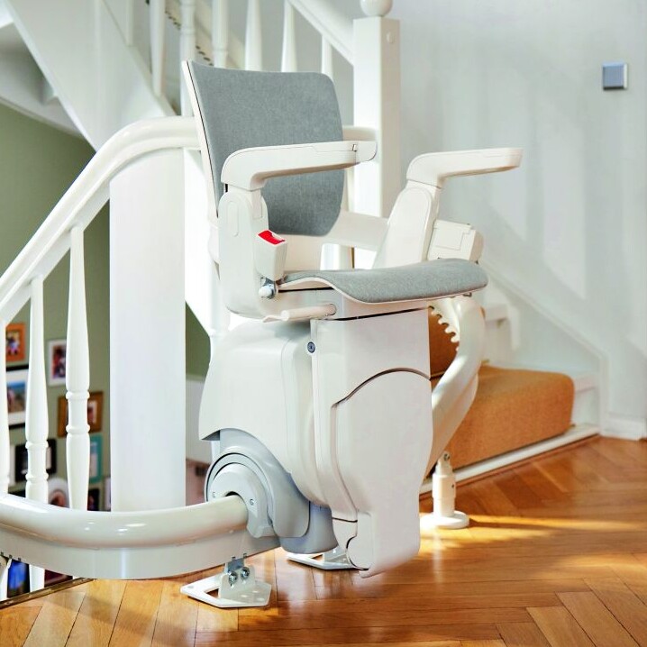 Einbau des Sitzlifts Esprit an einer kurvigen Treppe