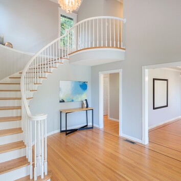 120109486 | ©coralimages - stock.adobe.com Treppe mit Kurve in einem hellen, modernen Haus