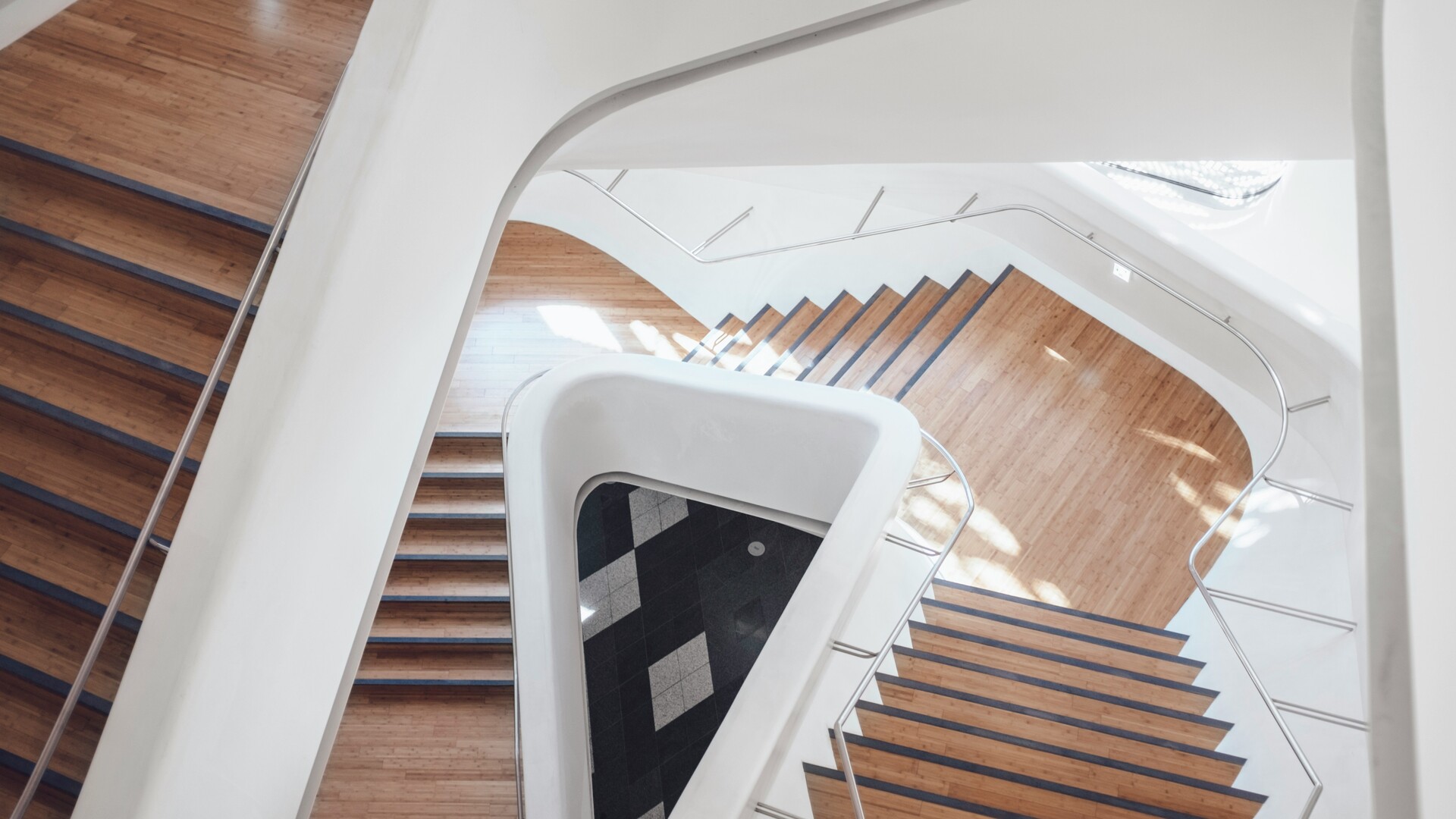 Draufsicht auf eine Treppe über mehrere Etagen