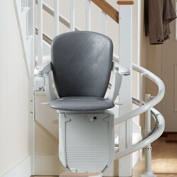 Der klappbare Lift Komforta 650 an einer kurvigen Treppe