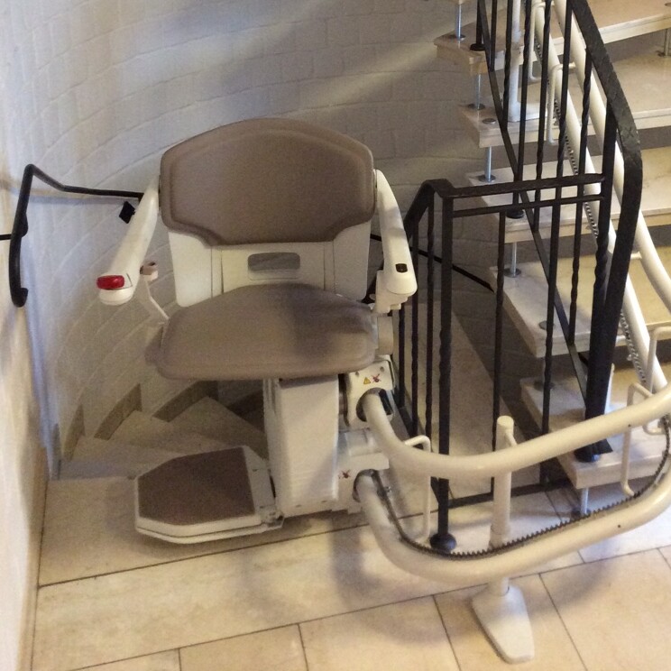 Einbau des Sitzlifts Avantgarde an einer Wendeltreppe