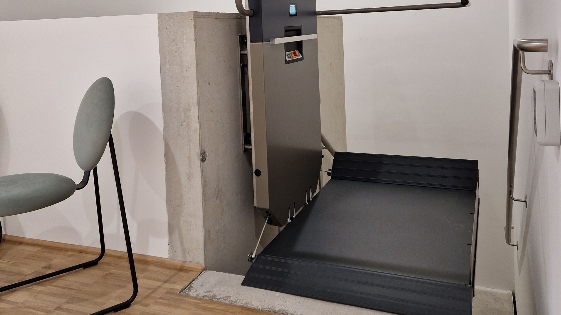 Einsatz des Lifta Plateau Optimo an einer kurvigen Treppe